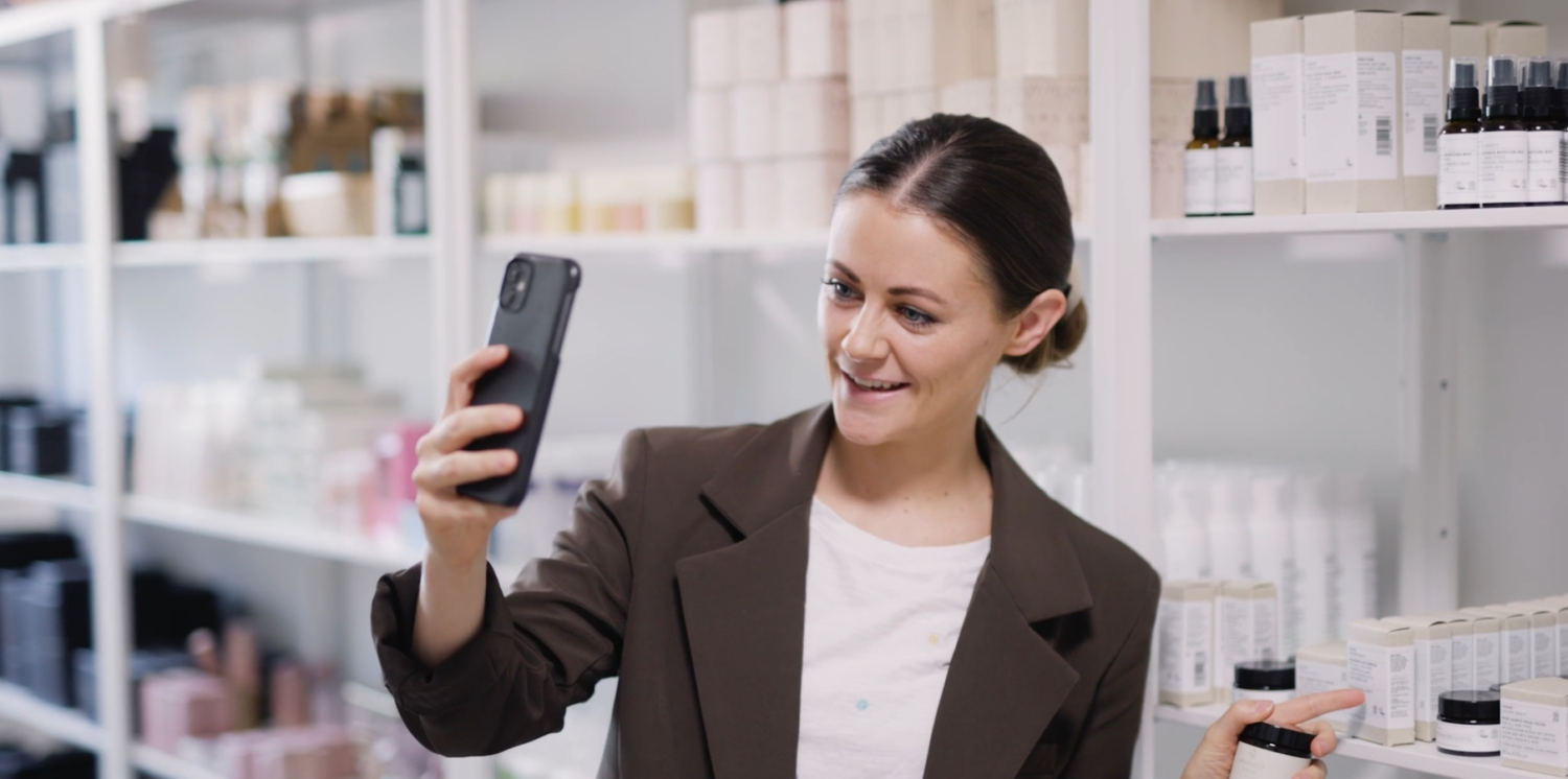 Tina Lykkegaard optager video til instagram